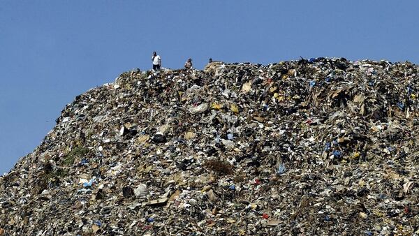 Una montaña de basura que habita en Indonesia (AFP/Mahmoud Zayat)