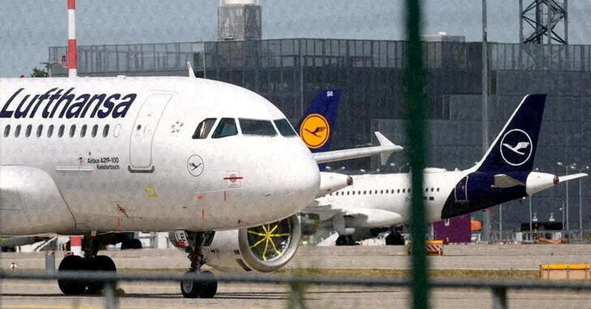 Venerdì Lufthansa ha sospeso 800 voli da e per gli aeroporti di Francoforte e Monaco a causa dello sciopero dei piloti