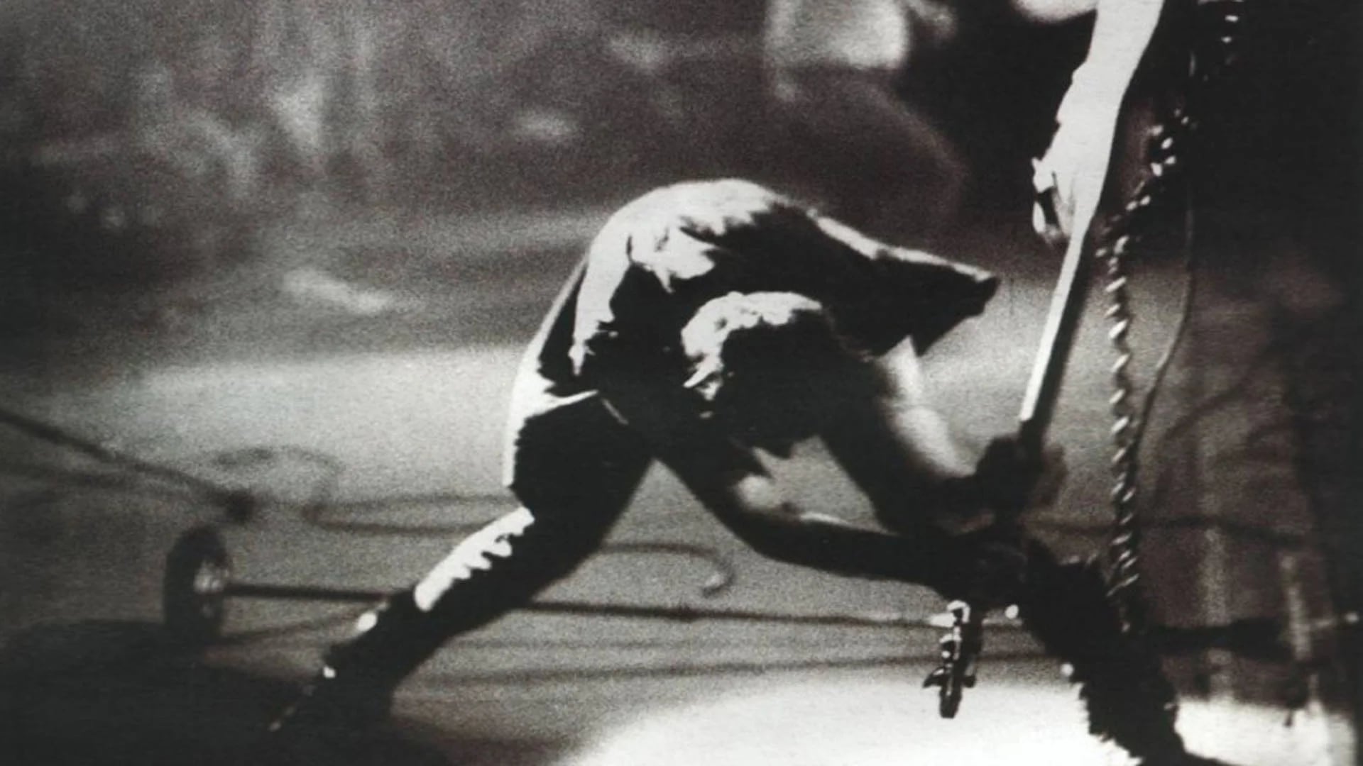 Paul Simonon de The Clash golpeando su bajo contra el escenario en un show