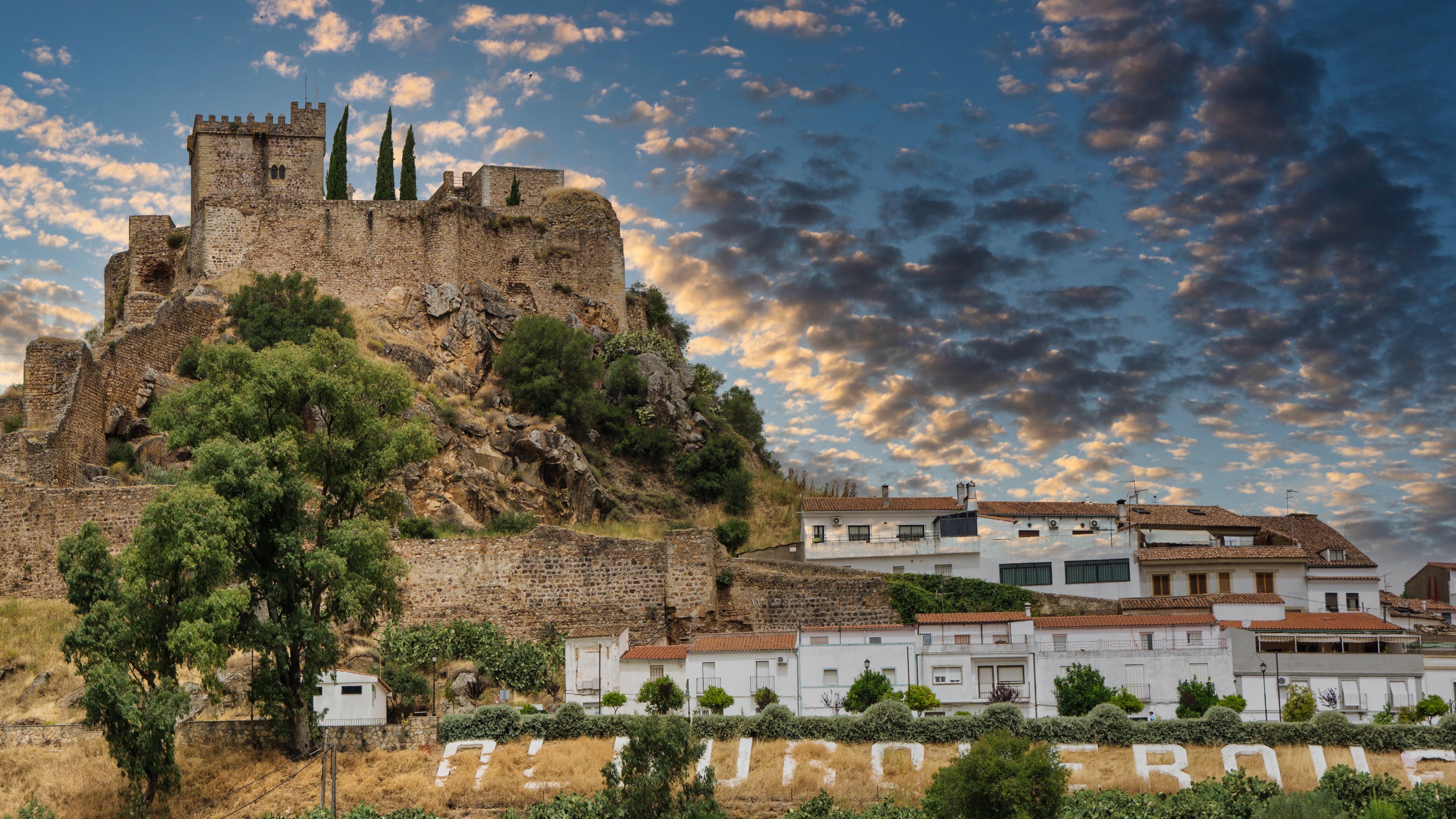 El pueblo de Alburquerque con su castillo en Badajoz (ShutterStock).