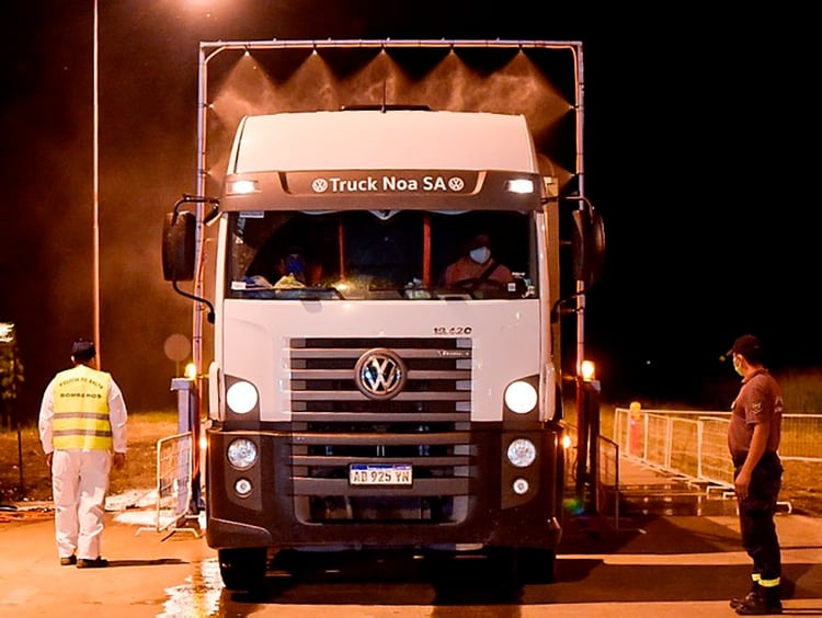 El túnel desinfectante para vehículos instalado en la entrada del departamento de Orán