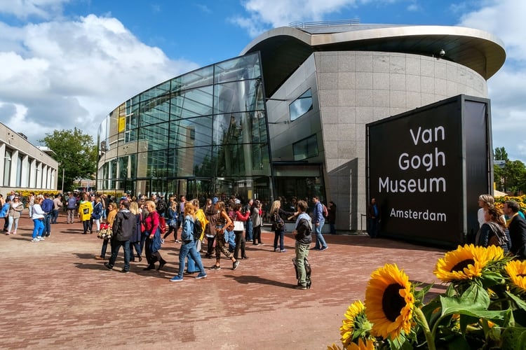 Con girasoles en las afueras, el museo Van Gogh en Amsterdam es donde se reúnen más turistas para ver sus características obras