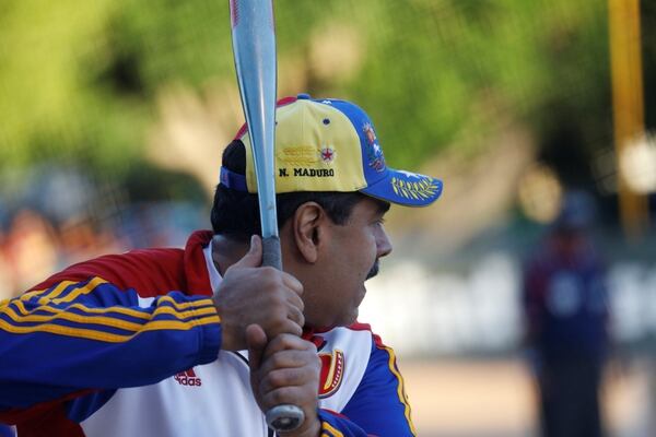 Nicolás Maduro juega al softball mientras prepara su estrategia para dejar a la oposición sin alternativas electorales (REUTERS/Marco Bello)