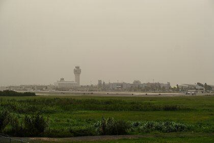 Imagen de la nube de polvo sobre el Aeropuerto Internacional Luis Muñoz Marin (Foto: REUTERS/Gabriella N. Baez)