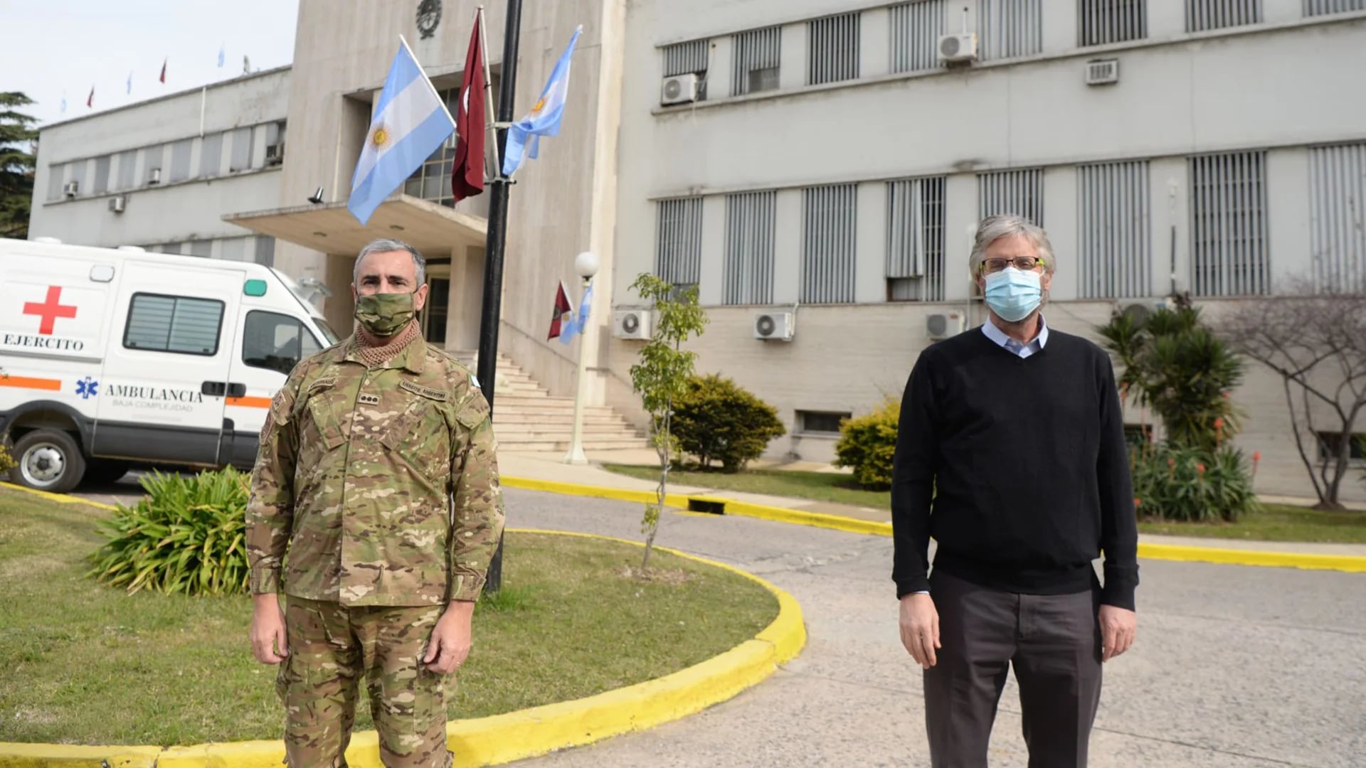 El director del Hospital Militar Central, coronel Sergio Maldonado, junto al científico e investigador Fernando Polack, en el frente del HMC (Foto: Ejército Argentino)