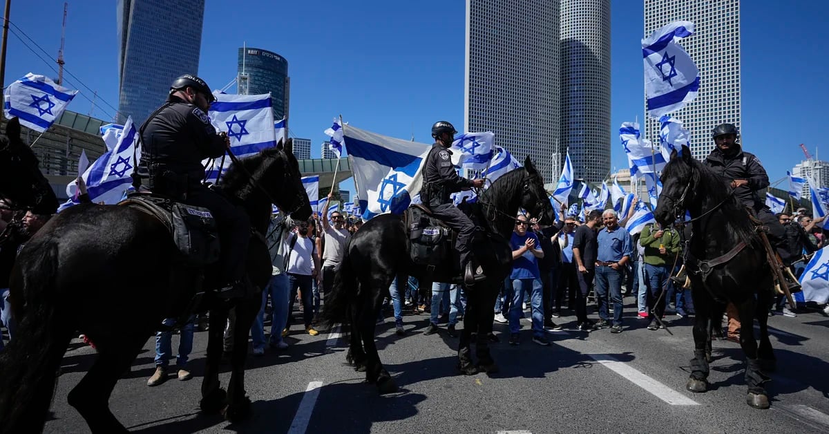 Protesters block Netanyahu’s route to the airport