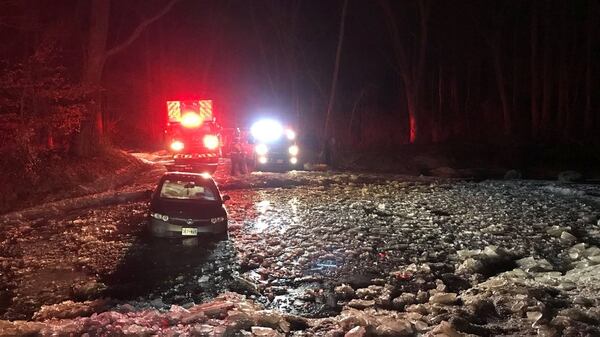 Bomberos rescatan a un auto atrapado en agua congelada en Boyds, Maryland (Reuters)