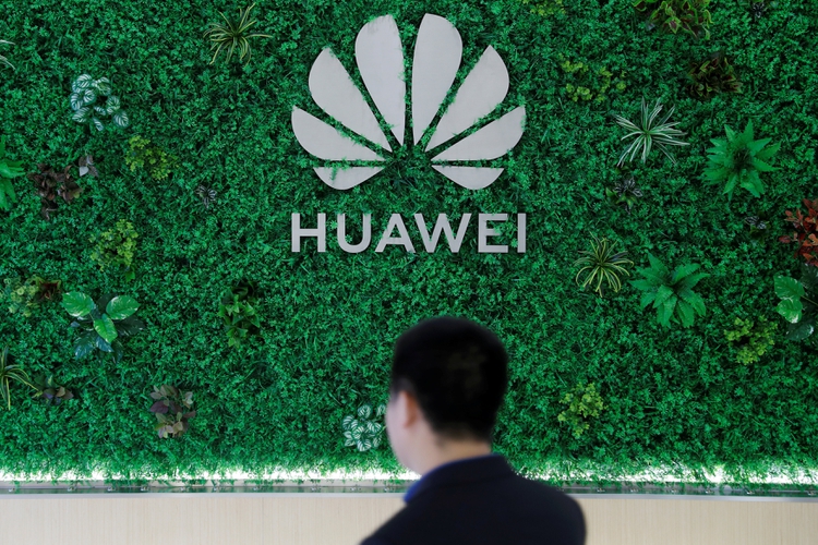 El logotipo de Huawei se ve en su sala de exposición en Shenzhen, provincia de Guangdong, China, 29 de marzo de 2019. REUTERS / Tyrone Siu