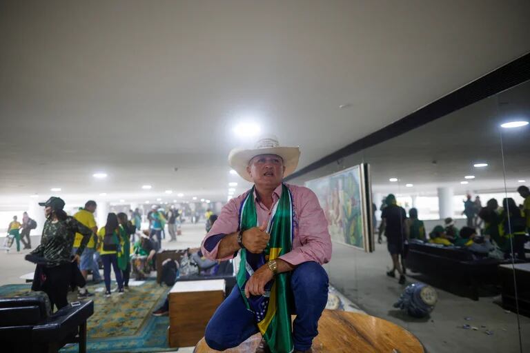  Partidarios del expresidente brasileño Jair Bolsonaro destrozan el interior del Palacio Planalto durante una manifestac 