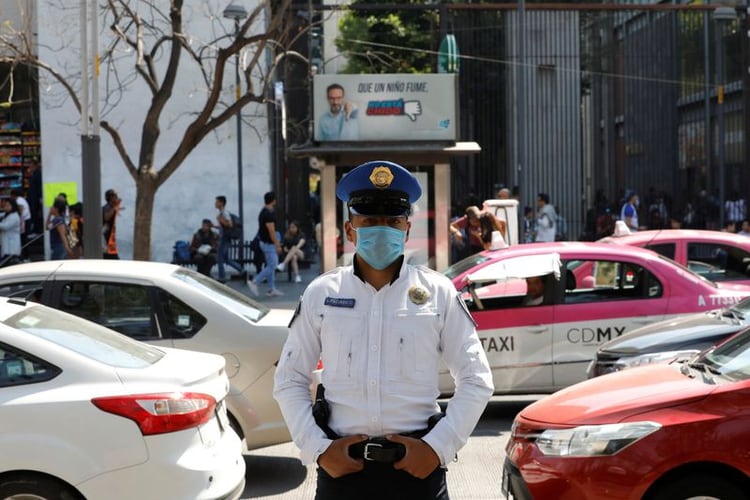 Imagen de archivo. Un policía usa una máscara protectora luego de que el gobernador del estado norteño de Coahuila confirmara un nuevo caso de coronavirus, en Ciudad de México, México, 29 de febrero de 2020 (Reuters/ Carlos Jasso)