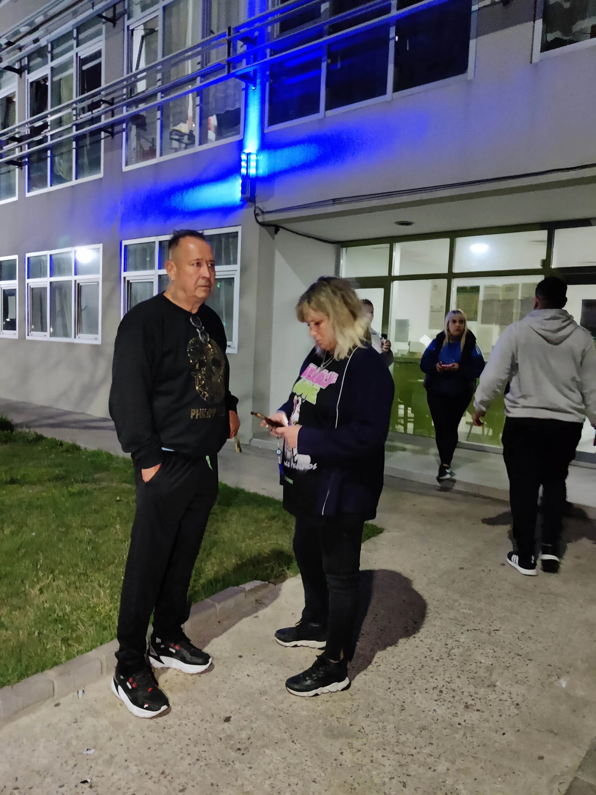 La madre de L-Gante se la pasa día y noche en la puerta del lugar donde se encuentra detenido el cantante (Créditos: RSFOTOS)