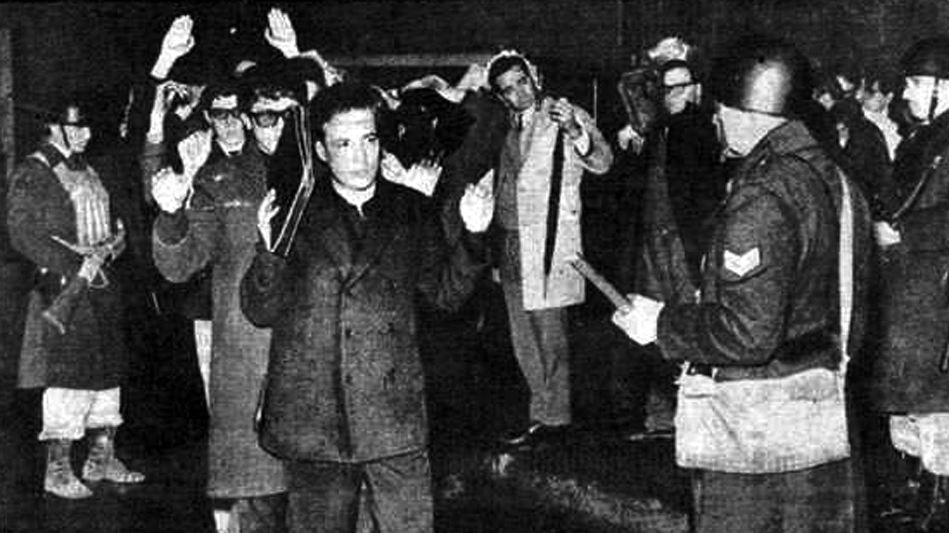 Luego de la represión policial se produjo la mayor “fuga de cerebros” de la historia argentina. Esa noche hubo 400 detenidos. En los meses siguientes, entre profesores despedidos y renunciantes, 700 de los mejores dejaron vacías sus cátedras
