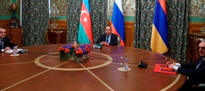 Foto de la mesa de negociaciones entre los ministros de Relaciones Exteriores de Armenia, Rusia y Azerbaiyán. Foto: EFE/Ministerio ruso de Asuntos Exteriores