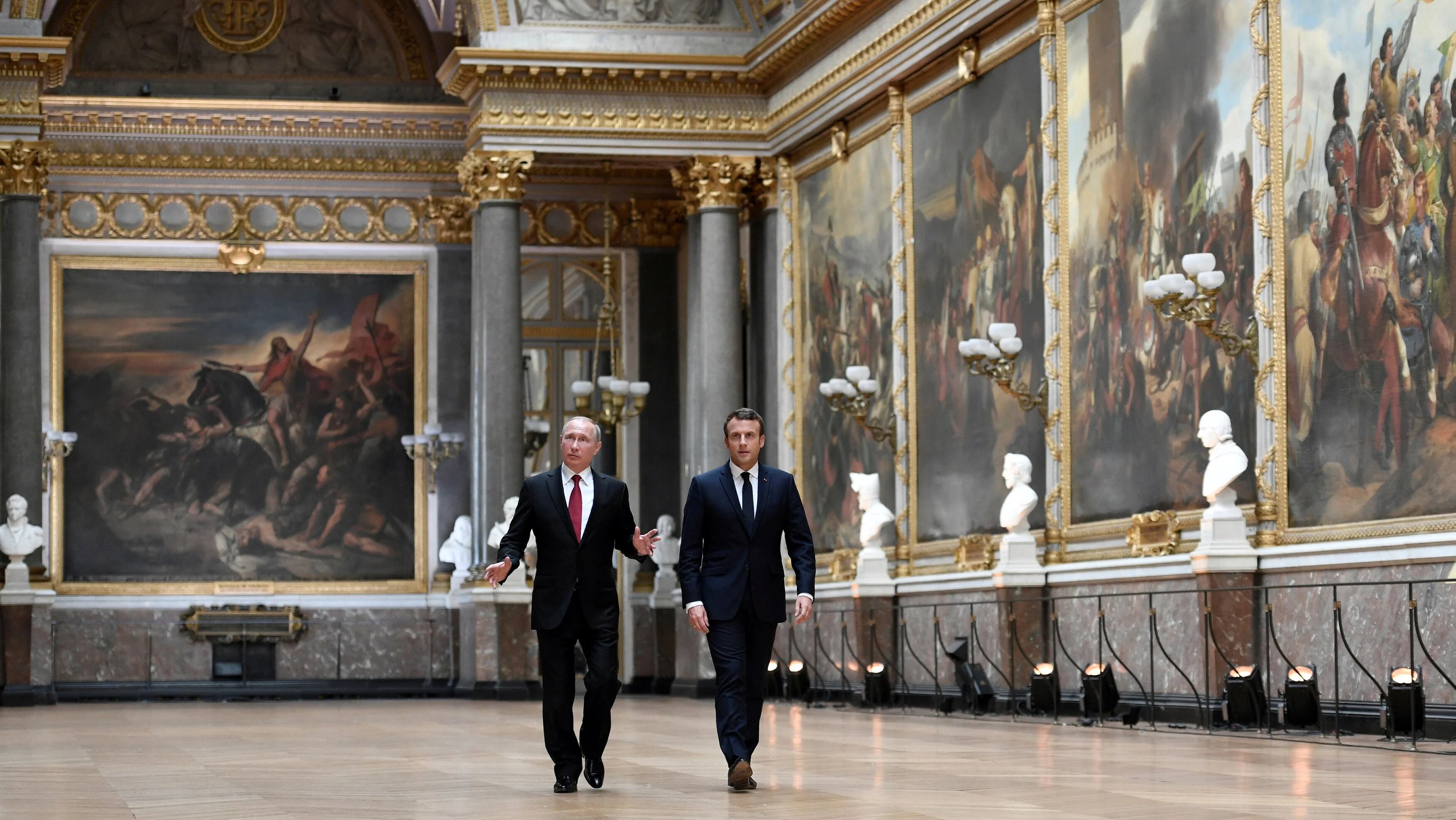 Putin y Macron caminan por la Galería de las Batallas, que conmemora las victorias militares de Francia, en el palacio de Versalles (Reuters)