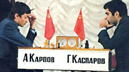 Anatoly Karpov vs. Kasparov, un clásico de ajedrez que terminó con la victoria del desafiante y consagró a Garry como el campeón más joven del mundo en 1985. Aún no había computadoras que jugaran mejor que los humanos