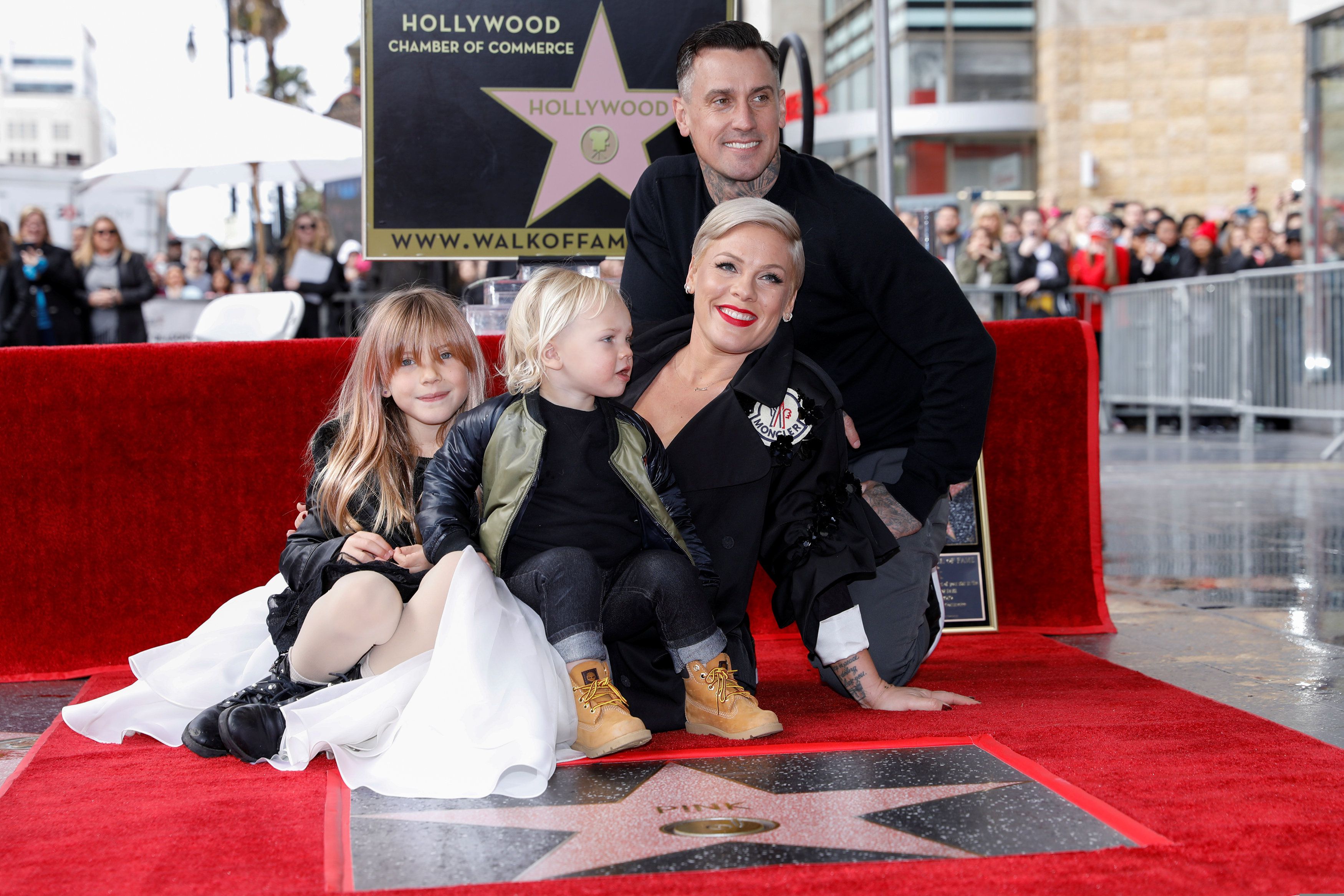 La cantante y compositora Pink posa para una fotografía con su esposo Carey Hart y sus dos hijos Willow y Jameson mientras recibe una estrella en el Paseo de la Fama de Hollywood en Los Ángeles, California, EE.UU., el 5 de febrero de 2019. REUTERS/Mike Blake