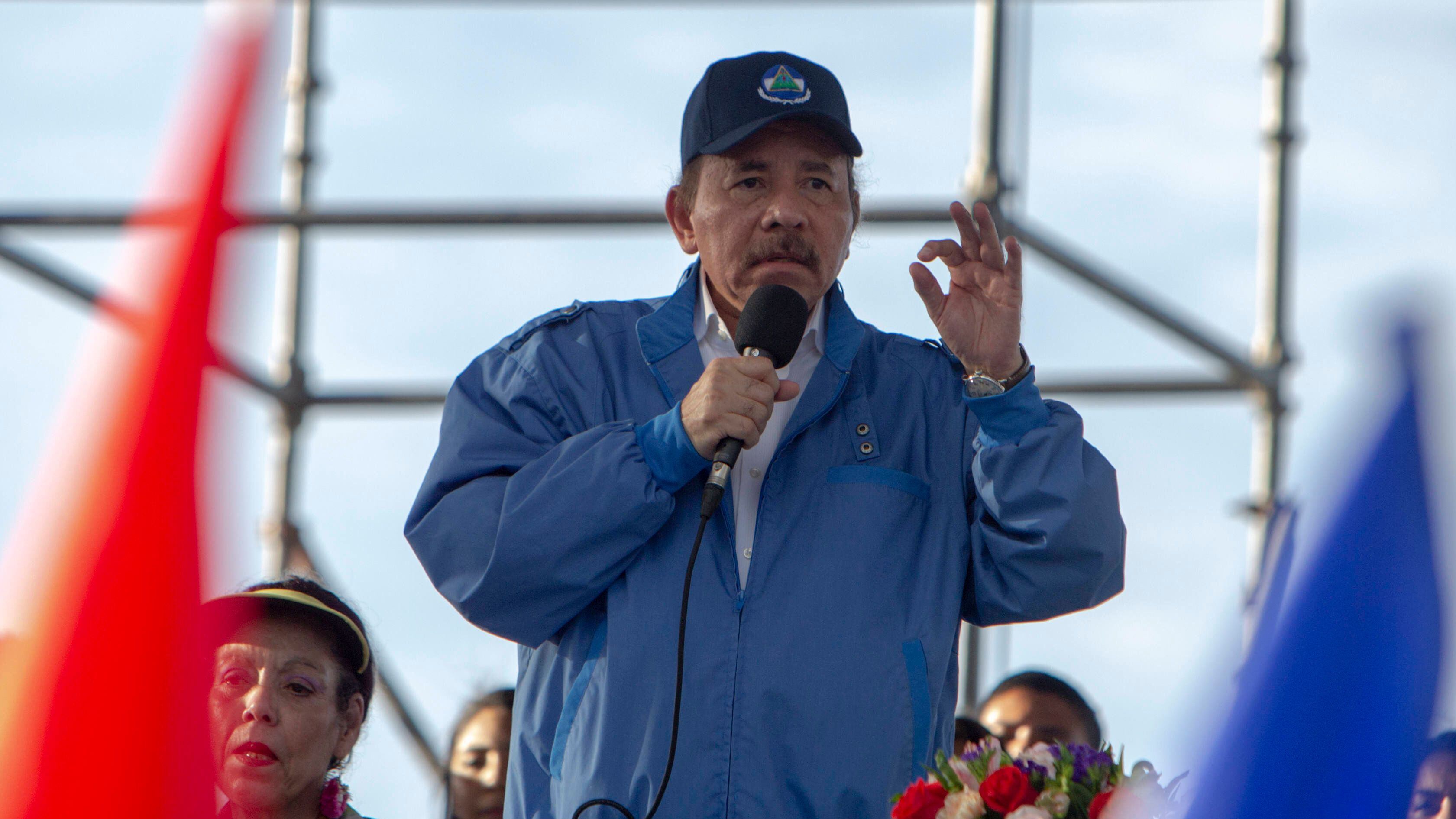 En la imagen, el presidente de Nicaragua, Daniel Ortega (d). EFE/Jorge Torres/Archivo
