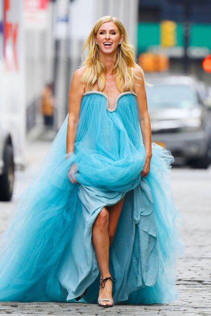 En las calles de Nueva York, Nicky Hilton Rothschild desplegó toda su sensualidad y belleza en una producción de fotos. La hermana de Paris Hilton, de 36 años, protagonizó una sesión matutina en la que lució diferentes diseños, como un vestido de tul verde azulado 
(Foto: Backgrid / The Grosby Group)

