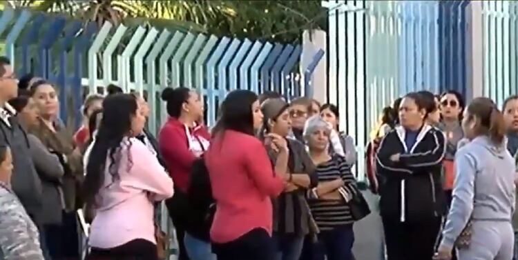 Padres de familia protestan en Nuevo León contra maestra agresiva. (Foto: Foro Tv)