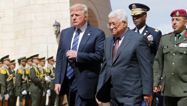 Donald Trump junto al presidente palestino, Mohammed Abbas (REUTERS/Mohamad Torokman)