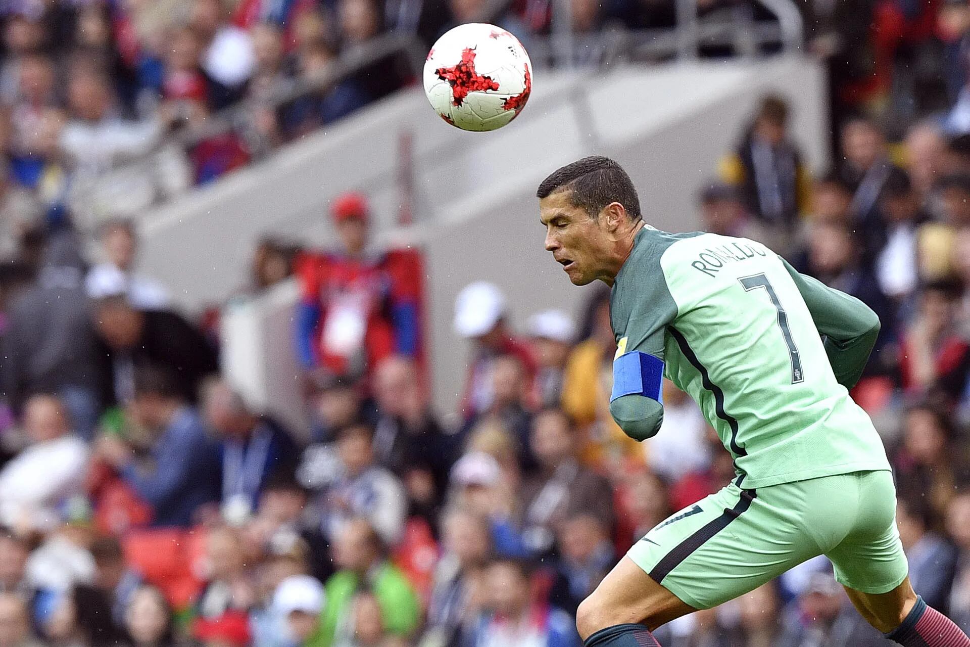 El delantero portugués Cristiano Ronaldo cabecea la pelota durante el partido contra Rusia en la Copa Confederaciones en el estadio Spartak de Moscú