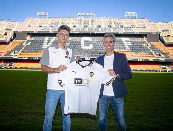 Pepelu posa con la camiseta del Valencia (Valencia)