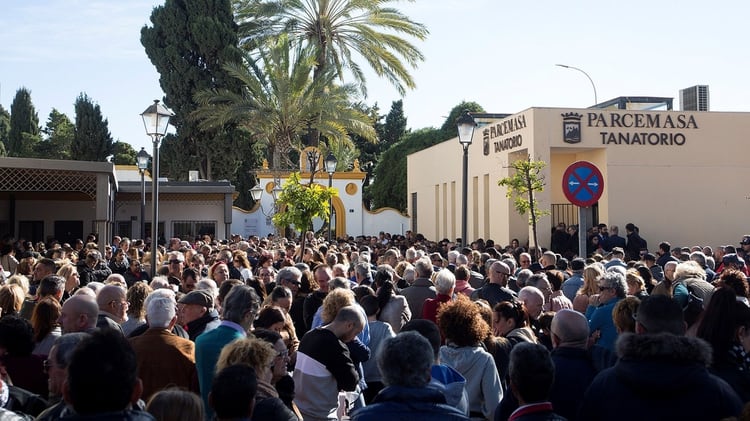 Cientos de personas acuden este mediodía a dar su último adiós a Julen (EFE/Daniel Pérez)