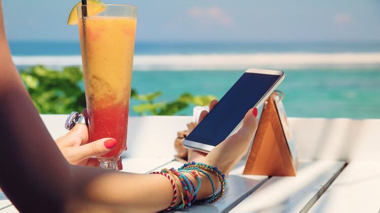 Muchas veces es imposible desconectarse del celular inclusive en vacaciones (Shutterstock.com)