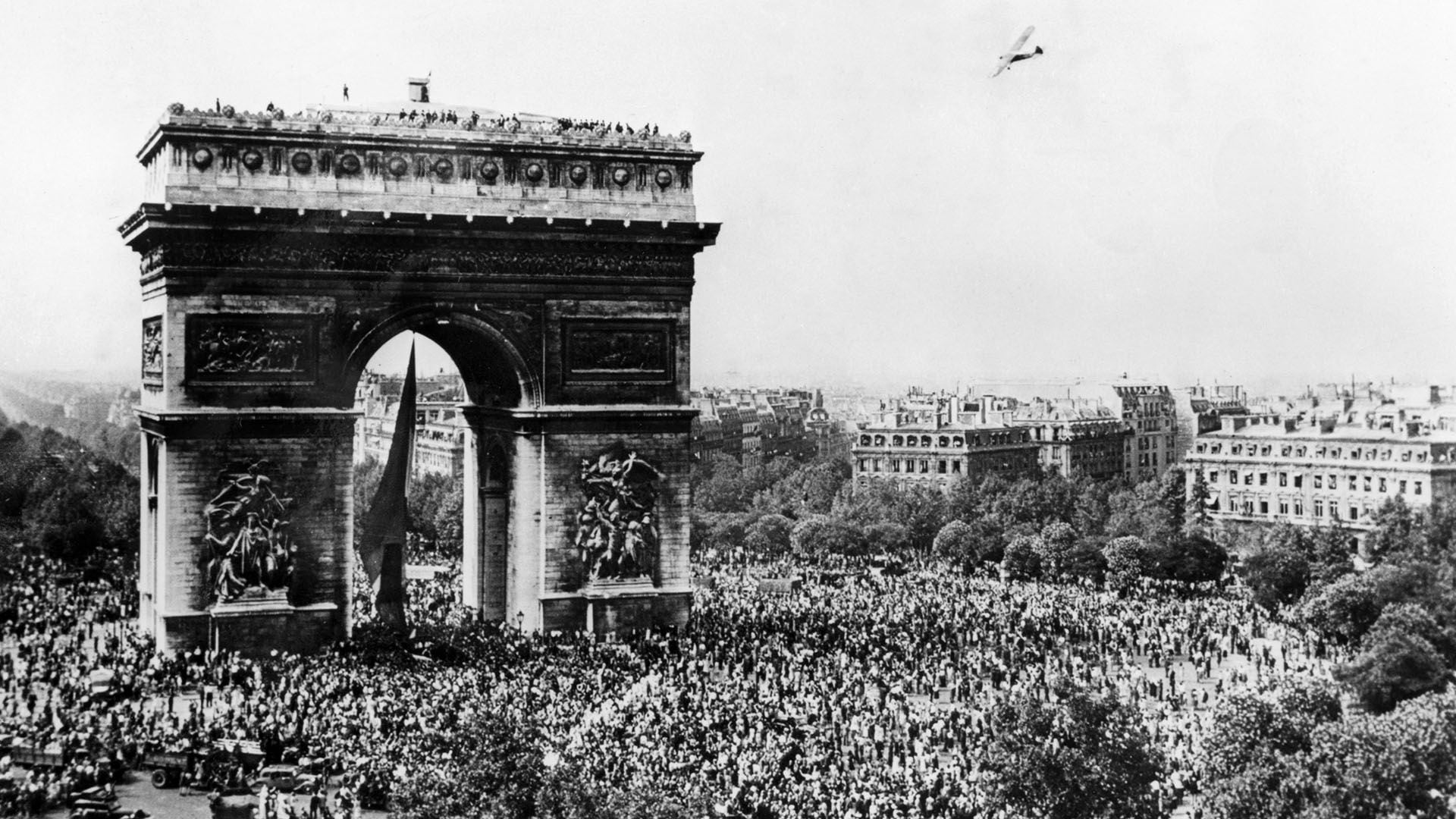 Cientos de miles de personas festejaron la liberación de París en el Arco de Triunfo (Photo by Art Media/Print Collector/Getty Images)