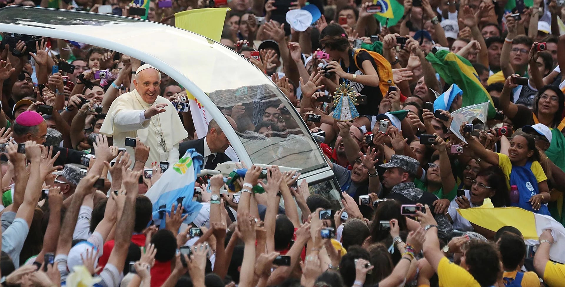 El Papa Francisco durante una de sus recorridas en la visita a Brasil en 2013. Fue su primer viaje apostólico fuera de Italia