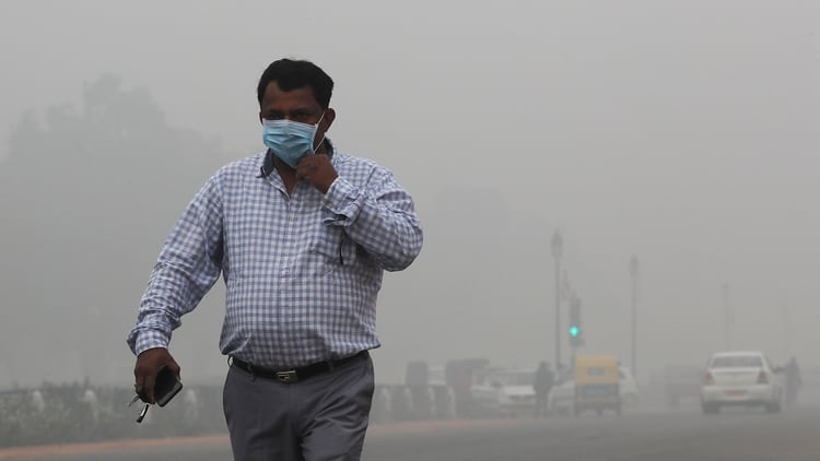 Las mascarillas son cada vez más comunes en el invierno de la capital (Reuters)