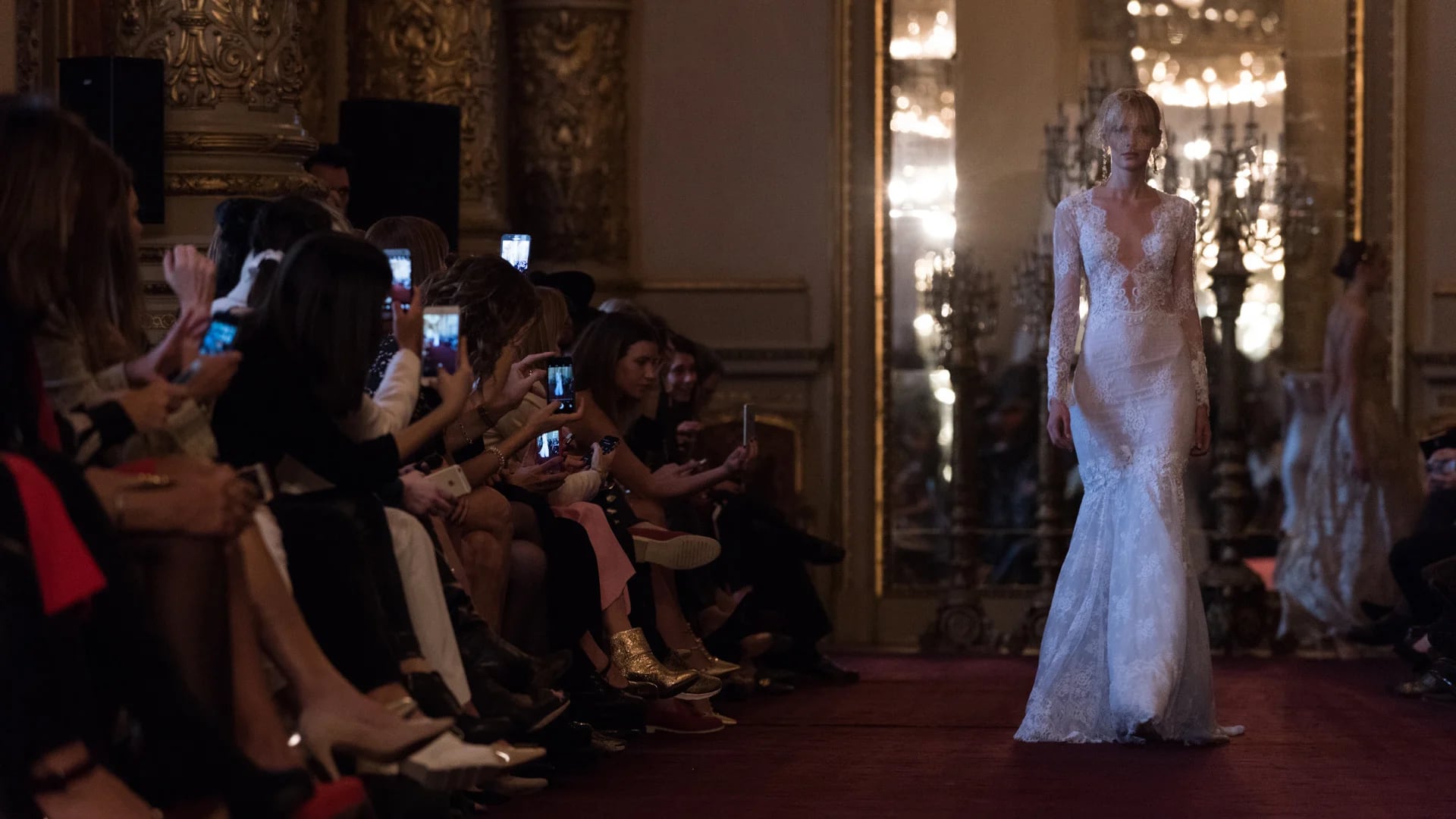 Vestido de novia línea sirena en cuatro encajes superpuestos, con detalles de transparencias y bordado a mano