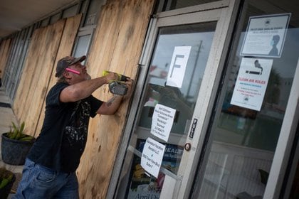 El residente local Robert Sawyer, de 48 años, protege un negocio antes del paso del huracán Laura en Galveston, Texas, Estados Unidos. 26 de agosto de 2020. REUTERS/Adrees Latif