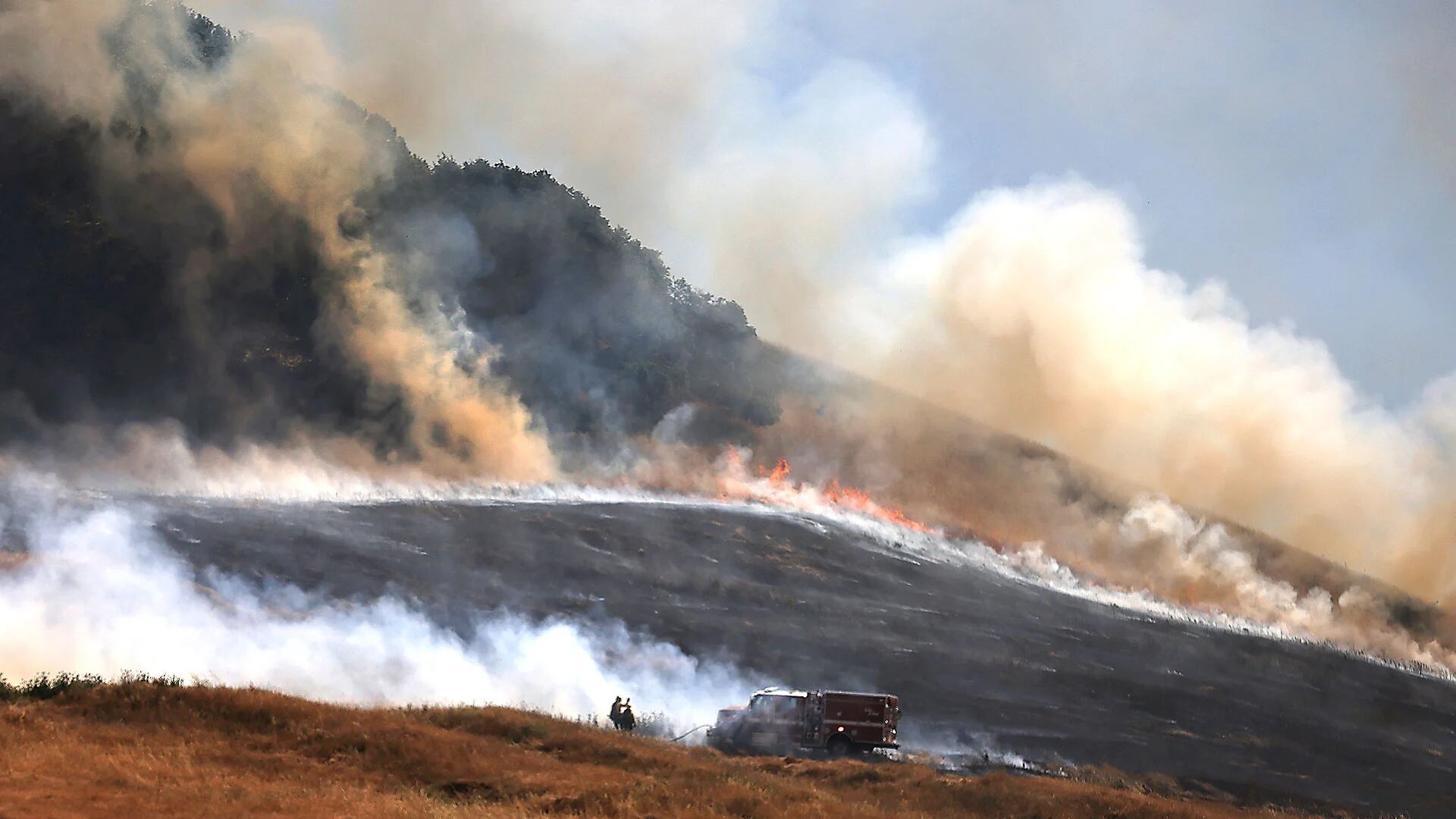 Un incendio en San Antonio se extiende colina arriba al oeste de Petaluma, California (Kent Porter/The Press Democrat vía AP/Archivo)