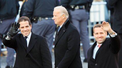 Biden y sus hijos Hunter (izq.) y Beau, quien también seguía su carrera política pero murió de cáncer a los 46 años. (DAVID MCNEW / GETTY IMAGES NORTH AMERICA / AFP)