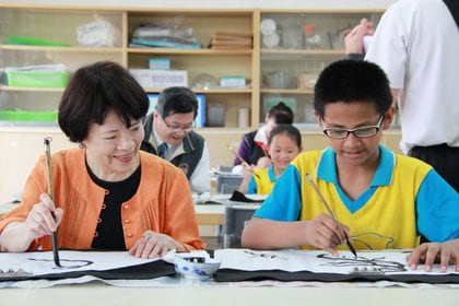 Un docente y un alumno en un colegio taiwanés. Los maestros son de los mejor pagos del mundo