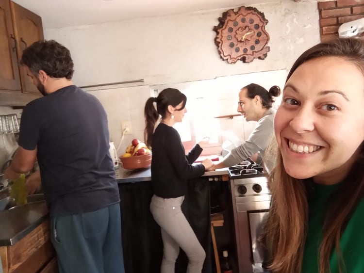 En la cocina. Parte del acuerdo es la responsabilidad compartida de las tareas domésticas y de cuidado del niño de la familia. 