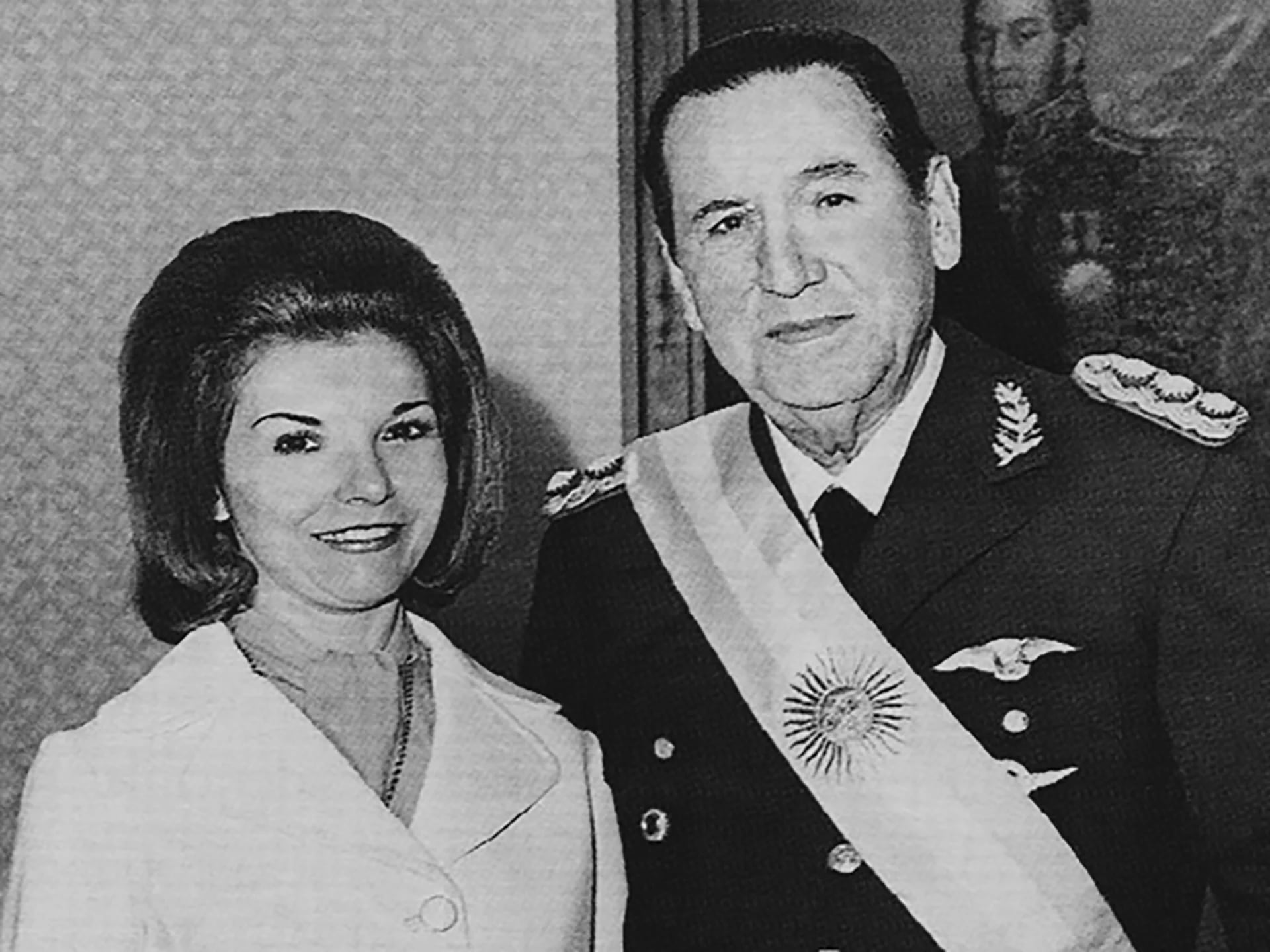Perón junto a su esposa Isabel. Asumió su tercera presidencia el 12 de octubre de 1973, tras ganar las elecciones con el 62 por ciento de los votos