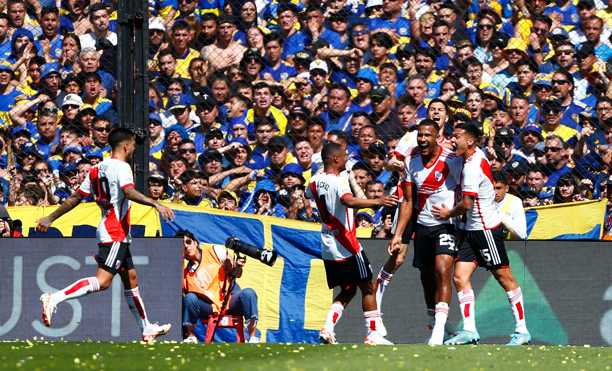 La celebración de los jugadores de River tras el primer gol de Salomón Rondón en la Bombonera (REUTERS/Cristina Sille)