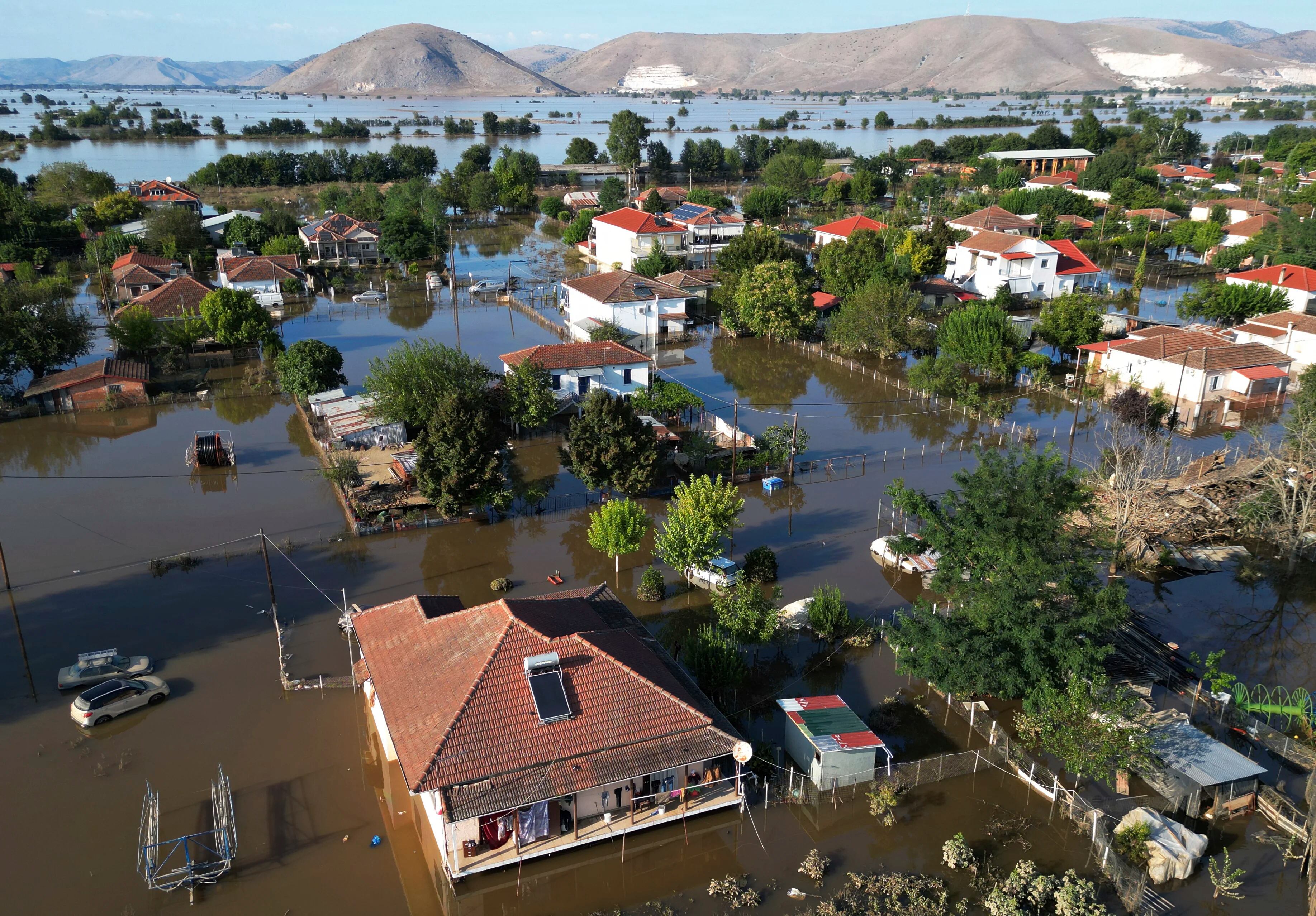 Aguas de inundaciones y lodo cubren el poblado de Palamas luego de una tormenta histórica, en Karditsa, en la región de Tesalia en el centro de Grecia, el viernes 8 de septiembre de 2023. (AP Foto/Vaggelis Kousioras)