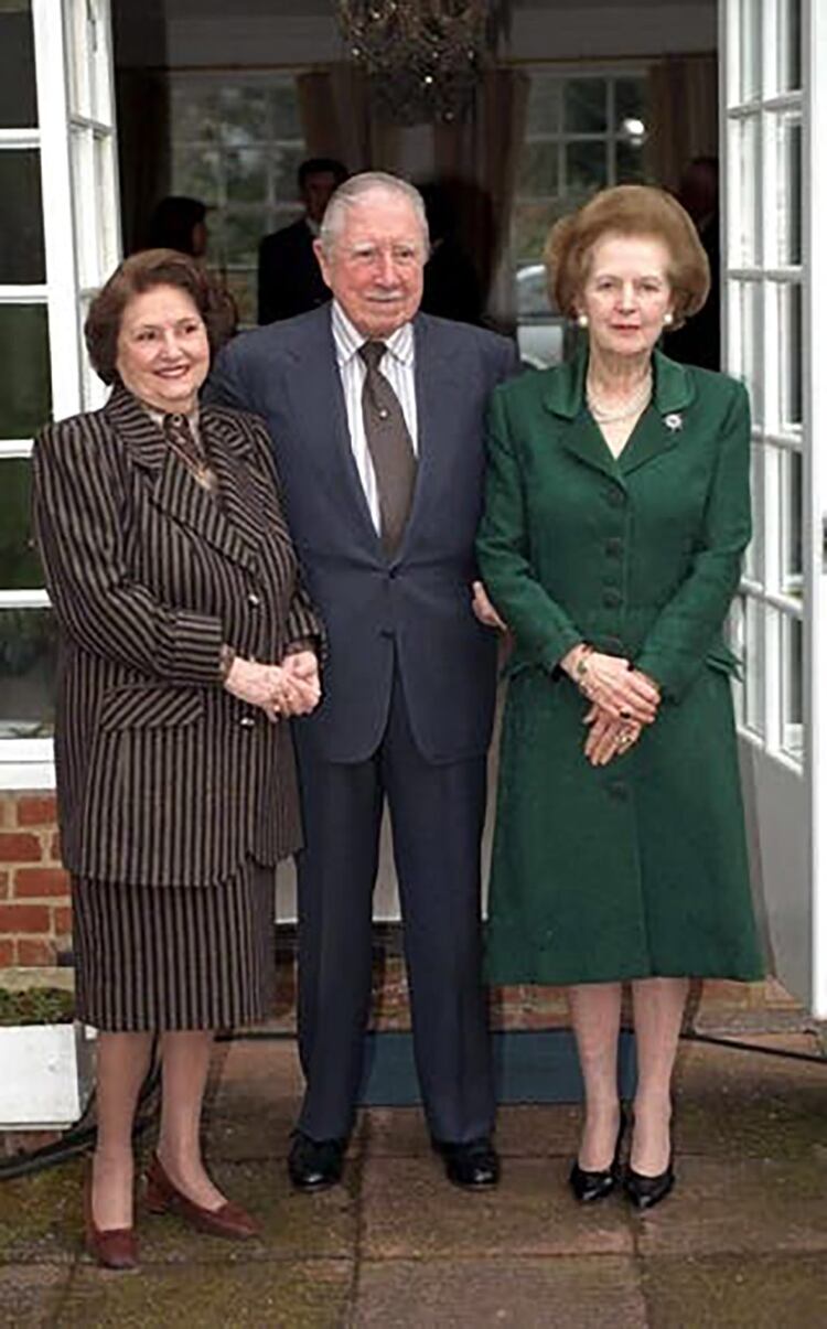La baronesa Margaret Thatcher con su amigo detenido, el ex dictador de Chile, Augusto Pinochet, y su esposa Licia Hiriat, en 1999. (AP/Ian Jones)