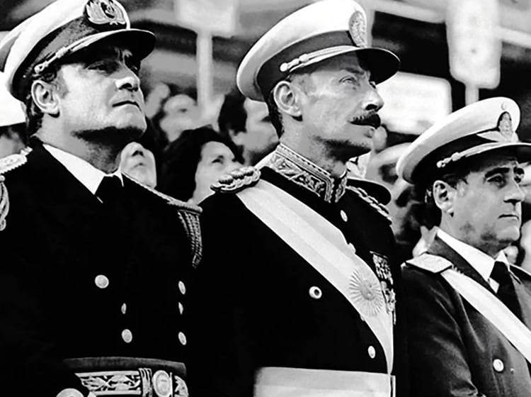 La Junta Militar que derrocó al gobierno democrático de Isabel Perón: el almirante Emilio Massera, el general Jorge Rafael Videla y el brigadier Orlando Agosti