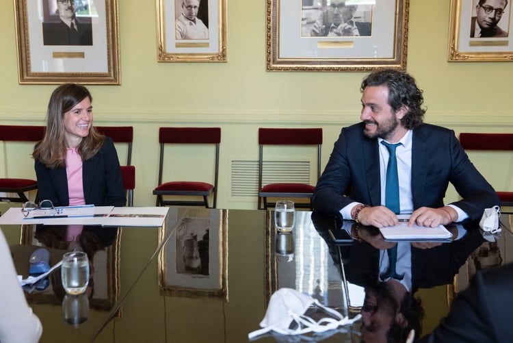 La titular del Anses, Maria Fernanda Raverta, y el jefe de Gabinete, Santiago Cafiero, al cual debe fluir toda la información del ATP