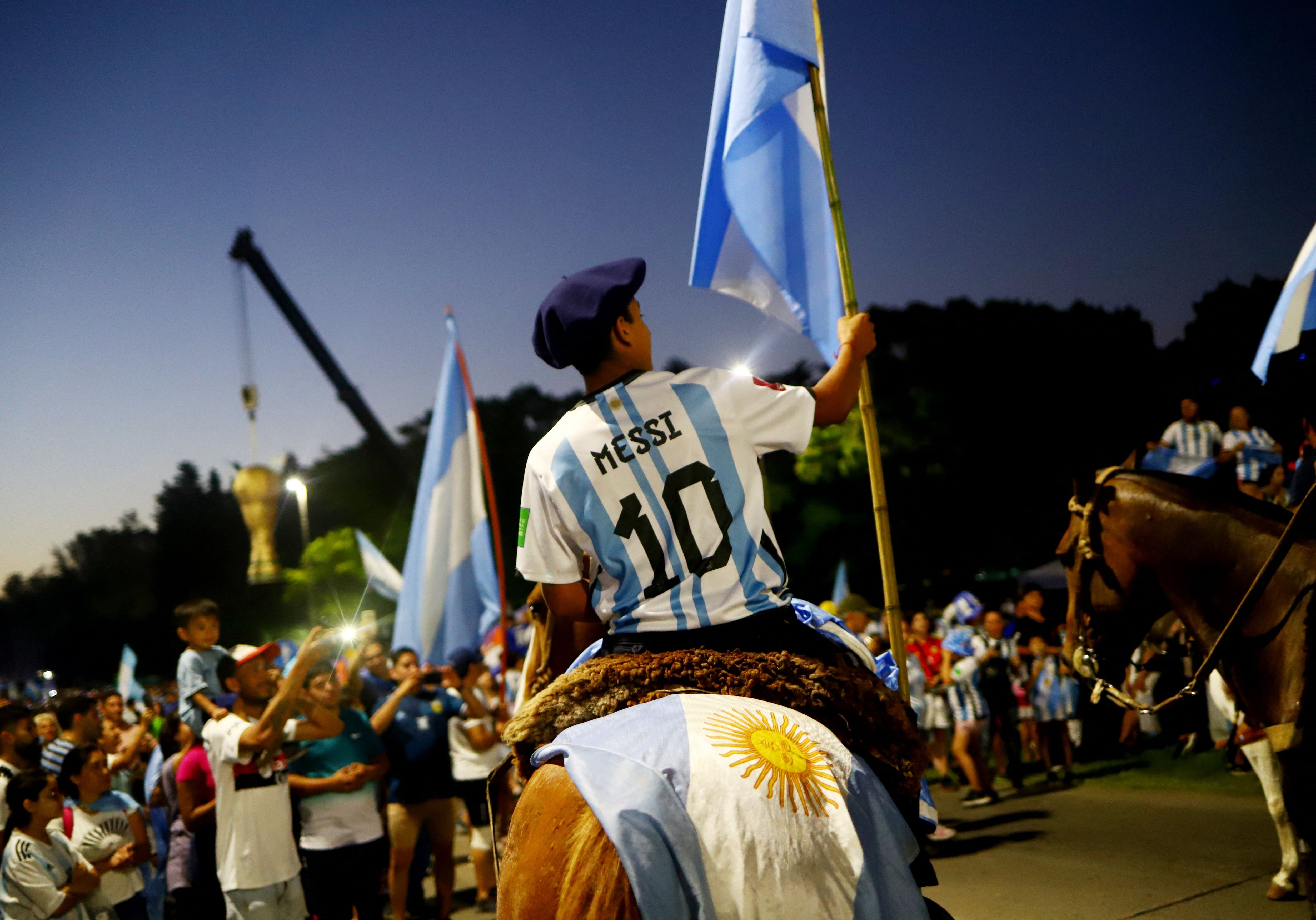 Lionel Messi y la bandera argentina (REUTERS/Matias Baglietto)