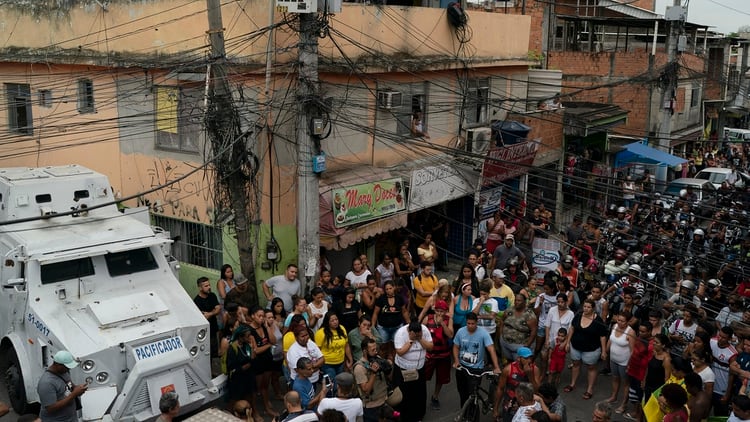 Cientos de personas se movilizaron por la muerte de una niña de 8 años en un enfrentamiento entre policías y presuntos delincuentes (AP Photo/Leo Correa)