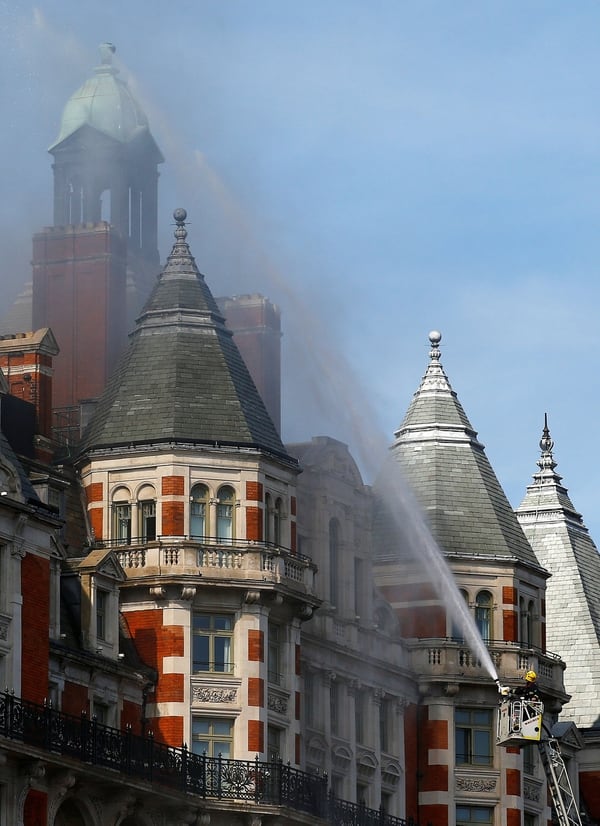Un trabajador del restaurante Burger and Lobster dijo que les dijeron que el humo venía del Hotel Mandarin Oriental (Reuters)