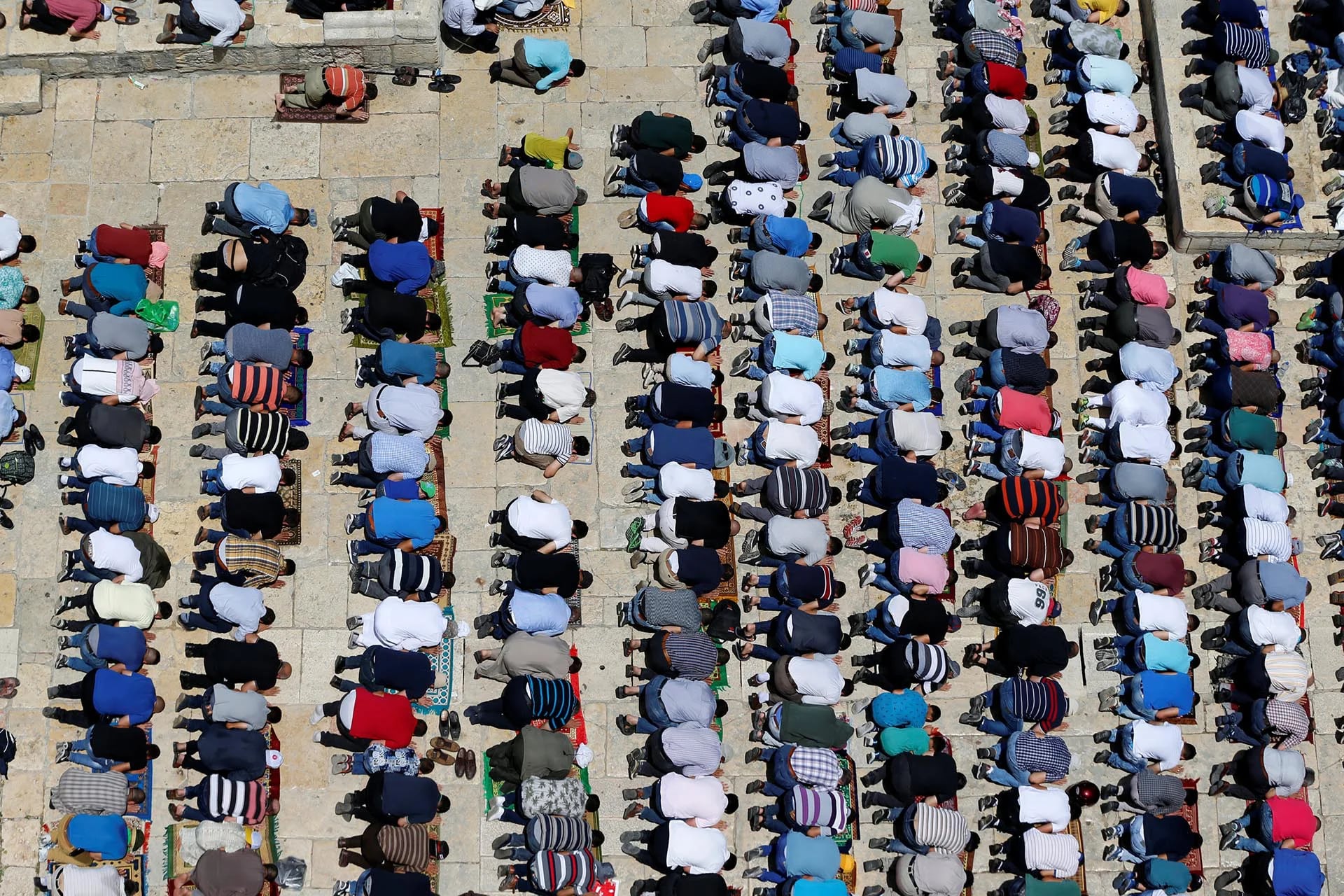 Musulmanes orando por el Ramadán en el recinto conocido por los practicantes del islam como el Santuario Noble, en la Ciudad Vieja de Jerusalén, el 9 de junio de 2017