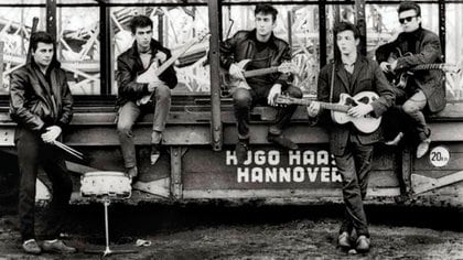 Los Beatles en Hamburgo en 1961. Pete Best, George Harrison, John Lennon, Paul McCartney y Stuart Sutcliffe (Express Newspapers Via AP)