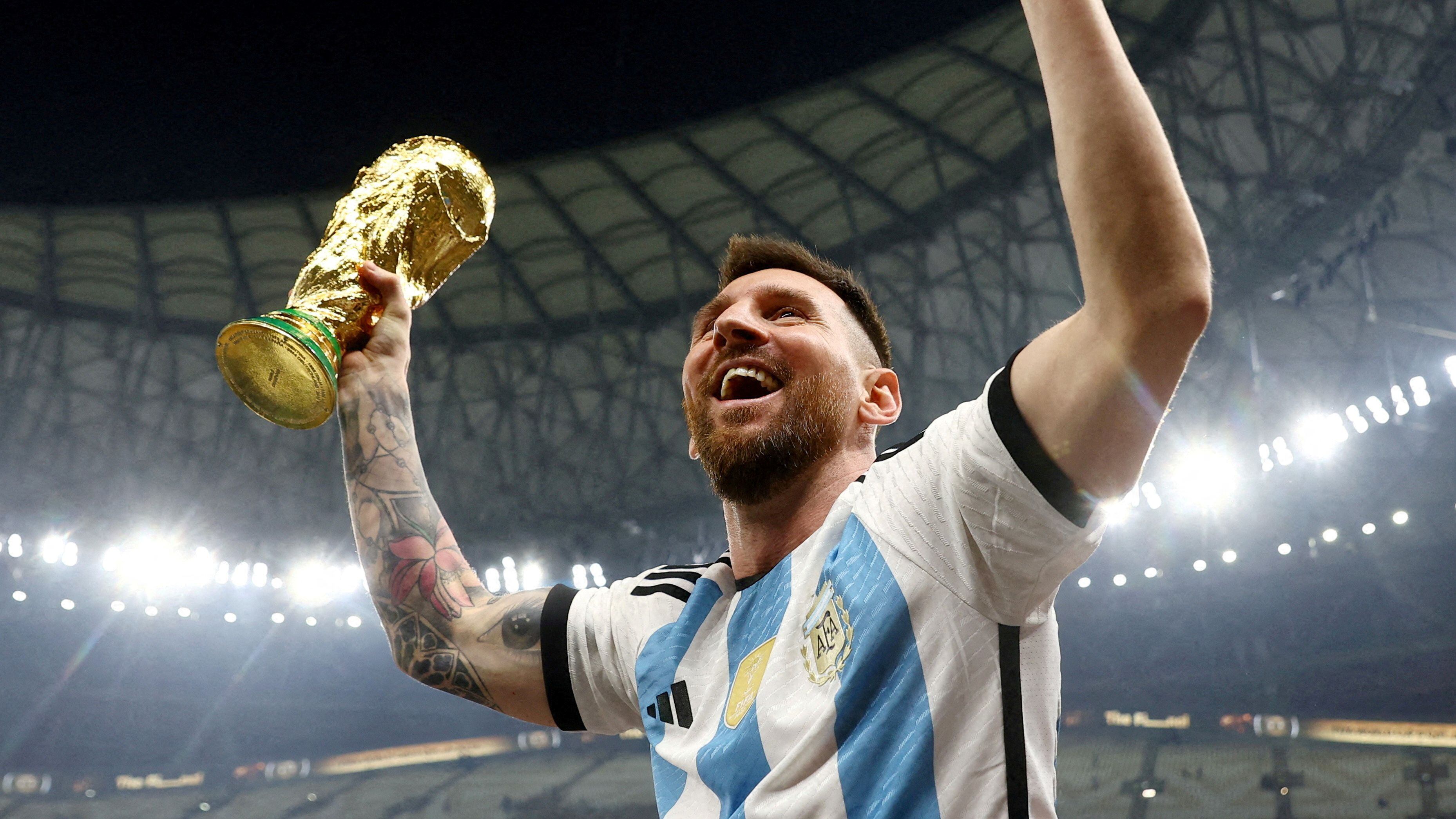 Lionel Messi con la Copa del Mundo que conquistó en el Mundial de Qatar (REUTERS/Hannah Mckay/File Photo)