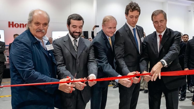 El intendente de Ezeiza, Alejandro Granados corta la cinta de la inauguraciÃ³n de la planta de Ezeiza, junto al vicepresidente de Honeywell, JosÃ© Fernandes y, en el otro extremo, elÂ CEO local Craig Breese